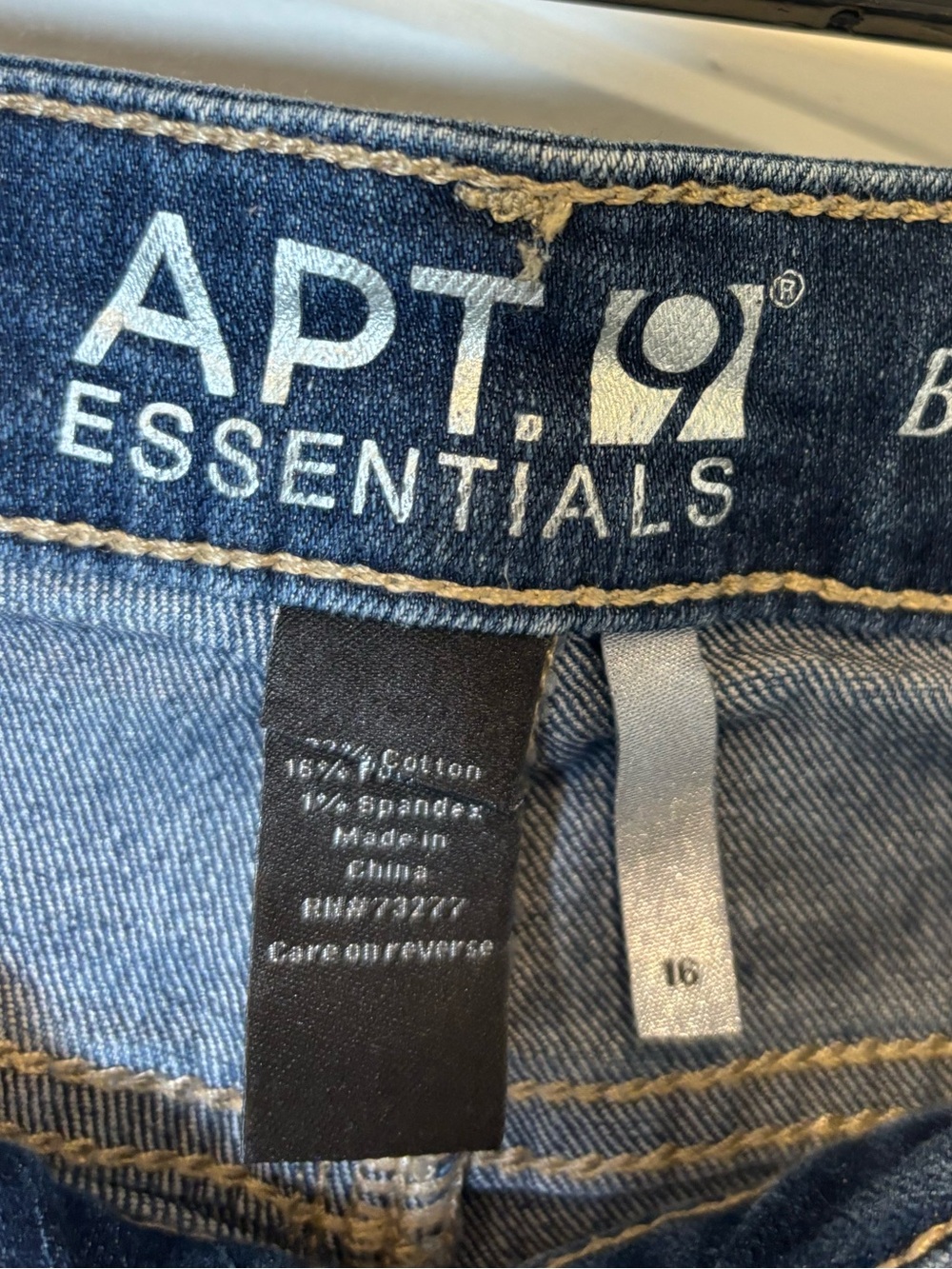 Apt. 9 Women's Medium Blue Denim Bermuda Shorts - Picture 4 of 4